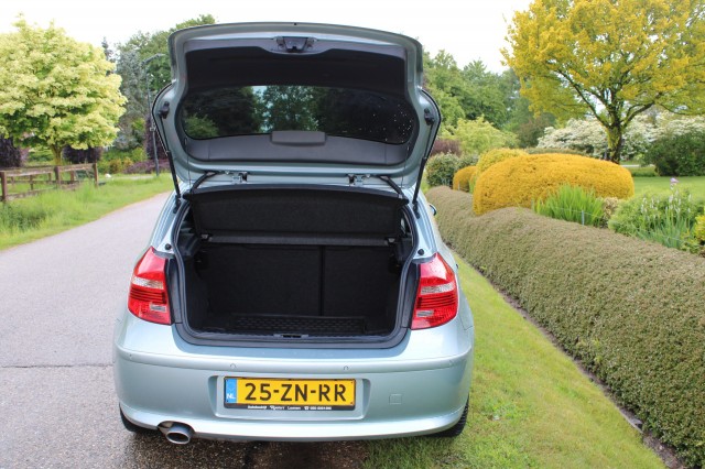 BMW 1-SERIE 120I 2.0i 170pk High Executive automaat ECC/cruise/navi/PDC/lm velgen 5drs, Autobedrijf Roetert, Loenen