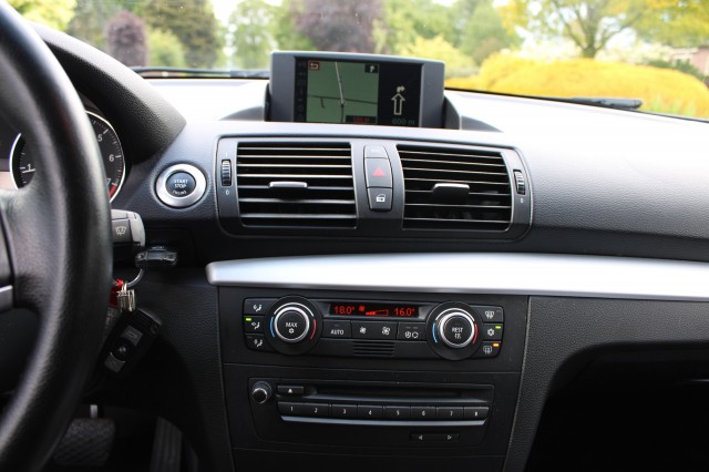BMW 1-SERIE 120I 2.0i 170pk High Executive automaat ECC/cruise/navi/PDC/lm velgen 5drs, Autobedrijf Roetert, Loenen