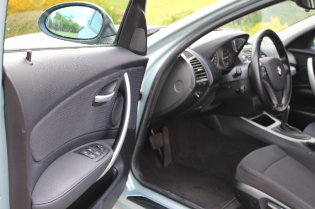 BMW 1-SERIE 120I 2.0i 170pk High Executive automaat ECC/cruise/navi/PDC/lm velgen 5drs, Autobedrijf Roetert, Loenen