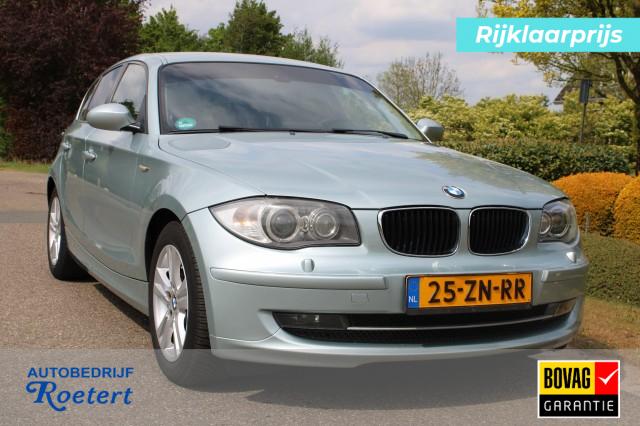 BMW 1-SERIE 120I 2.0i 170pk High Executive automaat ECC/cruise/navi/PDC/lm velgen 5drs, Autobedrijf Roetert, Loenen
