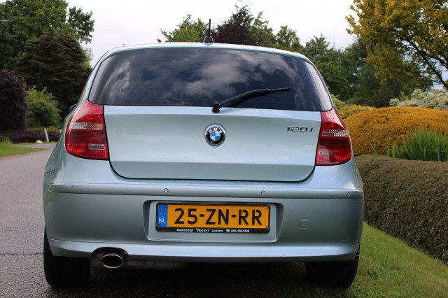 BMW 1-SERIE 120I 2.0i 170pk High Executive automaat ECC/cruise/navi/PDC/lm velgen 5drs, Autobedrijf Roetert, Loenen