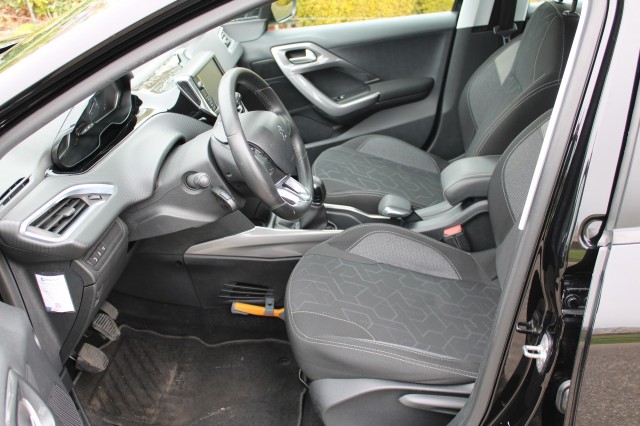 PEUGEOT 2008 1.2 110pk Blue Lion Airco/Cruise/DAB/Carplay/Navi/PDC/Trekhaak, Autobedrijf Roetert, Loenen