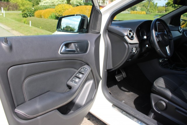 MERCEDES-BENZ B-KLASSE 180 122pk Ambition automaat ECC/navi/PDC/pano-schuifdak, Autobedrijf Roetert, Loenen