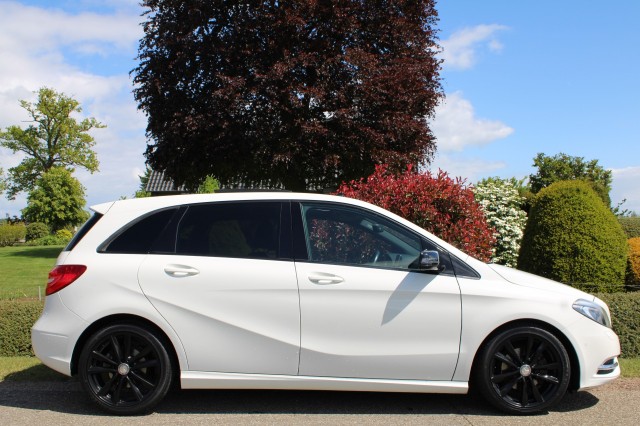 MERCEDES-BENZ B-KLASSE 180 122pk Ambition automaat ECC/navi/PDC/pano-schuifdak, Autobedrijf Roetert, Loenen