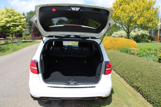 MERCEDES-BENZ B-KLASSE 180 122pk Ambition automaat ECC/navi/PDC/pano-schuifdak, Autobedrijf Roetert, Loenen