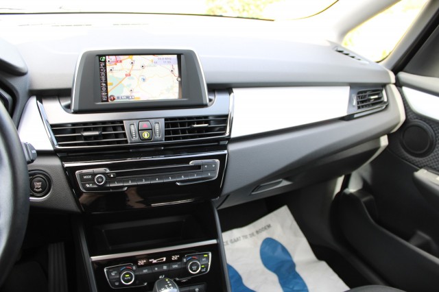 BMW 2-SERIE ACTIVE TOURER 218i 136pk Automaat Essential ECC/Cruise/Navi/PDC/Trekhaak, Autobedrijf Roetert, Loenen
