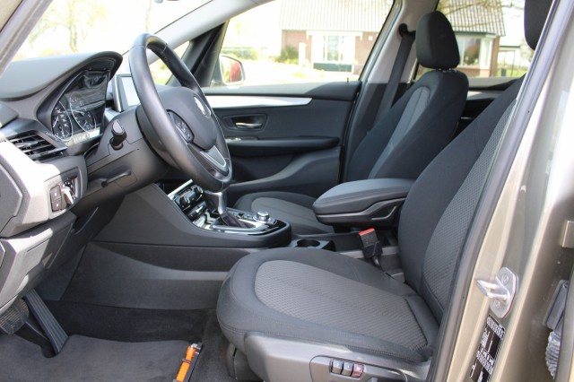 BMW 2-SERIE ACTIVE TOURER 218i 136pk Automaat Essential ECC/Cruise/Navi/PDC/Trekhaak, Autobedrijf Roetert, Loenen