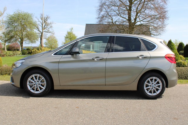 BMW 2-SERIE ACTIVE TOURER 218i 136pk Automaat Essential ECC/Cruise/Navi/PDC/Trekhaak, Autobedrijf Roetert, Loenen