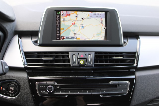 BMW 2-SERIE ACTIVE TOURER 218i 136pk Automaat Essential ECC/Cruise/Navi/PDC/Trekhaak, Autobedrijf Roetert, Loenen