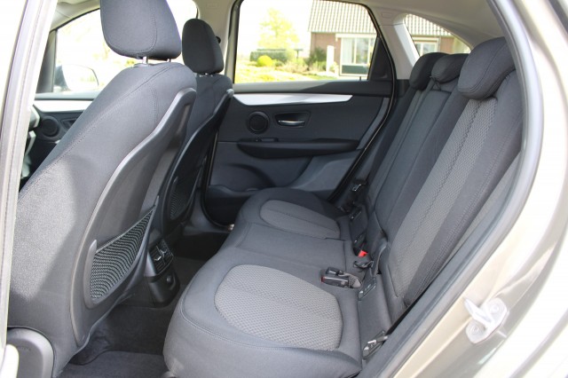 BMW 2-SERIE ACTIVE TOURER 218i 136pk Automaat Essential ECC/Cruise/Navi/PDC/Trekhaak, Autobedrijf Roetert, Loenen