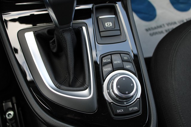 BMW 2-SERIE ACTIVE TOURER 218i 136pk Automaat Essential ECC/Cruise/Navi/PDC/Trekhaak, Autobedrijf Roetert, Loenen