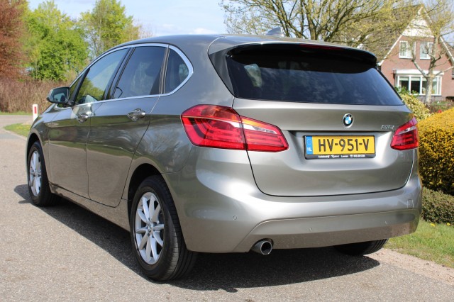 BMW 2-SERIE ACTIVE TOURER 218i 136pk Automaat Essential ECC/Cruise/Navi/PDC/Trekhaak, Autobedrijf Roetert, Loenen