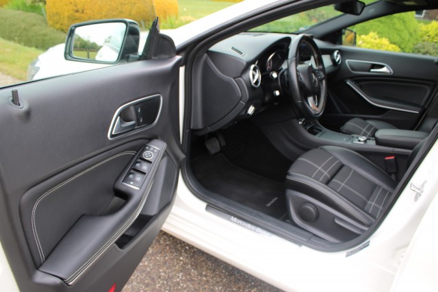 MERCEDES-BENZ CLA-KLASSE 180 122pk Orange Art Edition automaat airco/pano-schuifdak/cruise/navi/carplay, Autobedrijf Roetert, Lo