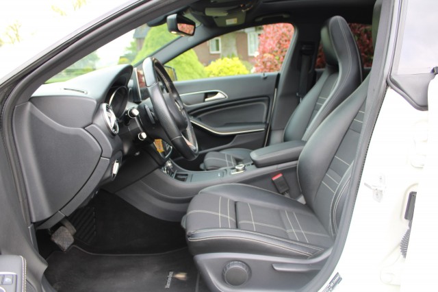 MERCEDES-BENZ CLA-KLASSE 180 122pk Orange Art Edition automaat airco/pano-schuifdak/cruise/navi/carplay, Autobedrijf Roetert, Lo