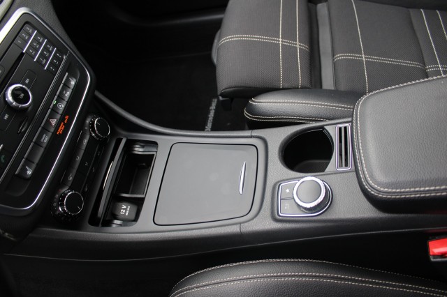MERCEDES-BENZ CLA-KLASSE 180 122pk Orange Art Edition automaat airco/pano-schuifdak/cruise/navi/carplay, Autobedrijf Roetert, Lo