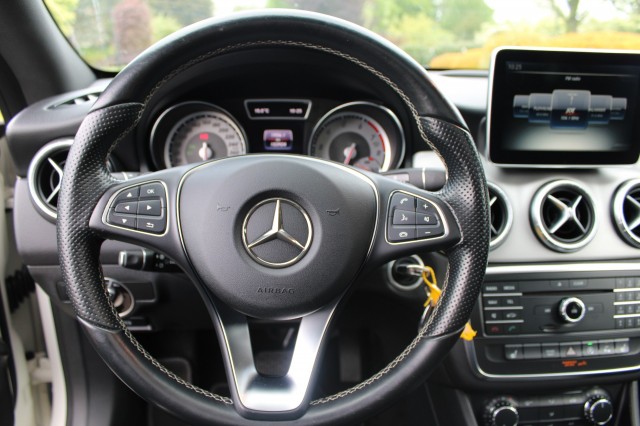 MERCEDES-BENZ CLA-KLASSE 180 122pk Orange Art Edition automaat airco/pano-schuifdak/cruise/navi/carplay, Autobedrijf Roetert, Lo