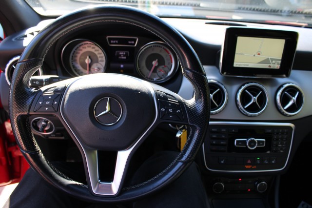 MERCEDES-BENZ GLA-KLASSE 200 156pk Ambition airco/half leer/navi/PDC/trekhaak/xenon, Autobedrijf Roetert, Loenen