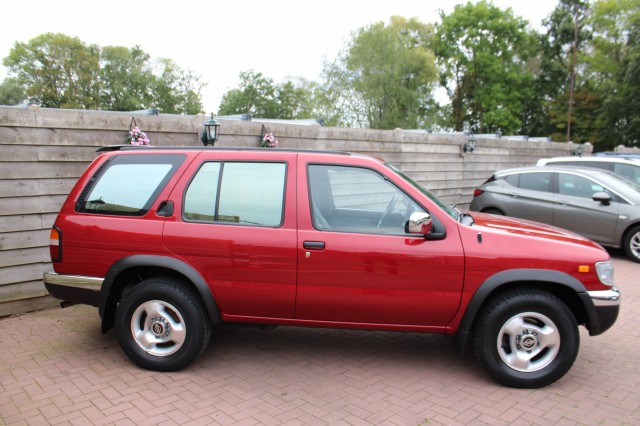 NISSAN PATHFINDER 3.3 V6 150pk, Autobedrijf Roetert, Loenen