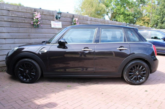 MINI COOPER 1.5 136pk Cooper Pepper Business ECC/cruise/navi/PDC/half leer 5-drs, Autobedrijf Roetert, Loenen
