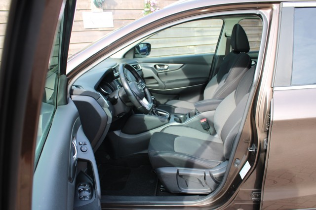 NISSAN QASHQAI 1.2 116pk N-Connecta ECC/Cruise/Navi/Camera/Trekhaak/Panodak/DAB, Autobedrijf Roetert, Loenen