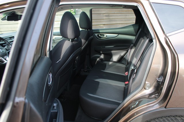 NISSAN QASHQAI 1.2 116pk N-Connecta ECC/Cruise/Navi/Camera/Trekhaak/Panodak/DAB, Autobedrijf Roetert, Loenen