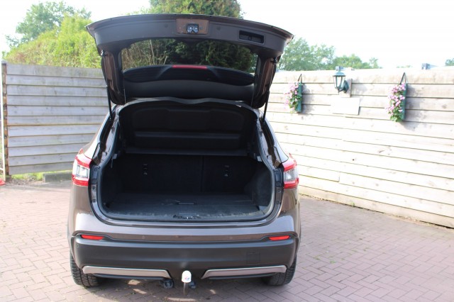NISSAN QASHQAI 1.2 116pk N-Connecta ECC/Cruise/Navi/Camera/Trekhaak/Panodak/DAB, Autobedrijf Roetert, Loenen