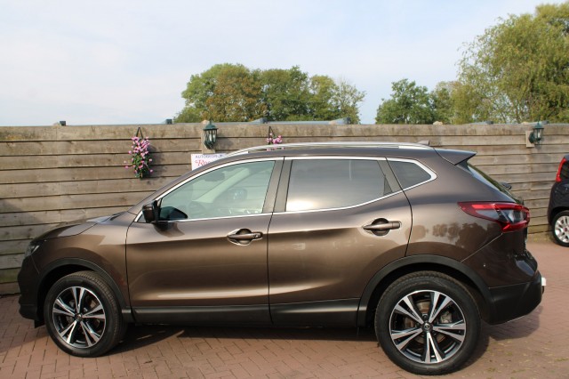 NISSAN QASHQAI 1.2 116pk N-Connecta ECC/Cruise/Navi/Camera/Trekhaak/Panodak/DAB, Autobedrijf Roetert, Loenen