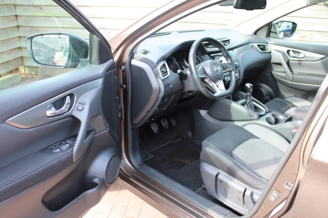 NISSAN QASHQAI 1.2 116pk N-Connecta ECC/Cruise/Navi/Camera/Trekhaak/Panodak/DAB, Autobedrijf Roetert, Loenen