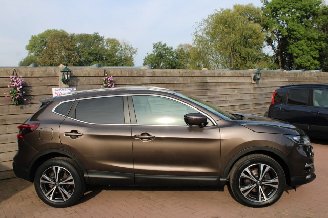 NISSAN QASHQAI 1.2 116pk N-Connecta ECC/Cruise/Navi/Camera/Trekhaak/Panodak/DAB, Autobedrijf Roetert, Loenen