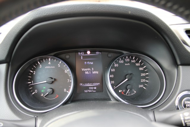 NISSAN QASHQAI 1.2 116pk N-Connecta ECC/Cruise/Navi/Camera/Trekhaak/Panodak/DAB, Autobedrijf Roetert, Loenen