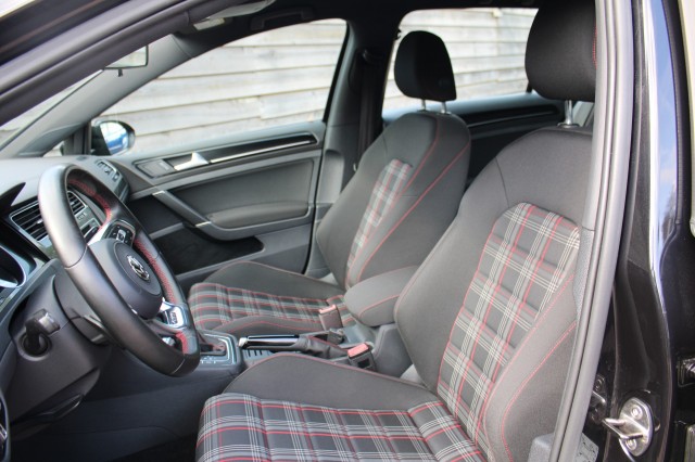 VOLKSWAGEN GOLF 2.0 TSI GTI 220pk Automaat Airco/Cruise/Camera/CarPlay/Stoelverw, Autobedrijf Roetert, Loenen