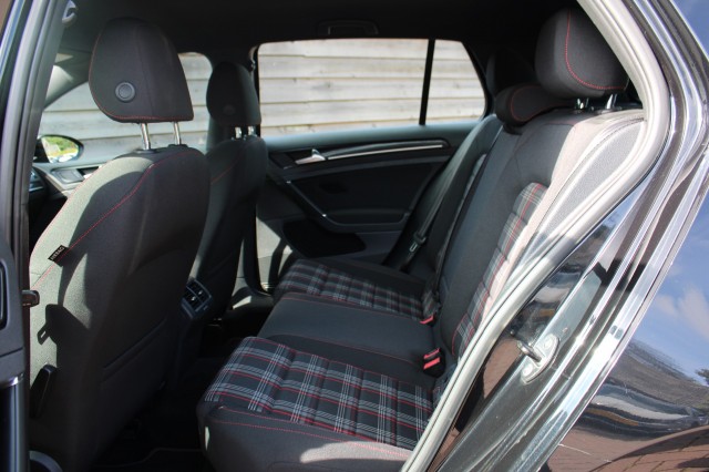 VOLKSWAGEN GOLF 2.0 TSI GTI 220pk Automaat Airco/Cruise/Camera/CarPlay/Stoelverw, Autobedrijf Roetert, Loenen