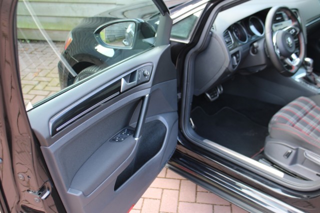 VOLKSWAGEN GOLF 2.0 TSI GTI 220pk Automaat Airco/Cruise/Camera/CarPlay/Stoelverw, Autobedrijf Roetert, Loenen