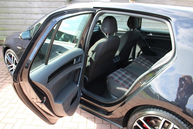 VOLKSWAGEN GOLF 2.0 TSI GTI 220pk Automaat Airco/Cruise/Camera/CarPlay/Stoelverw, Autobedrijf Roetert, Loenen