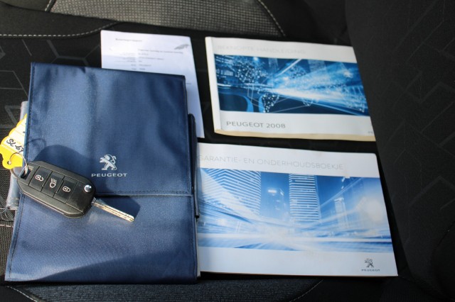 PEUGEOT 2008 1.2 110pk Blue Lion Airco/Cruise/DAB/Carplay/Navi/PDC/Trekhaak, Autobedrijf Roetert, Loenen