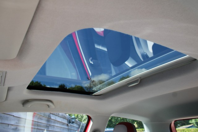 VOLKSWAGEN UP 1.0 60pk High Up! BM airco/el.schuifdak/lm velgen/stoelverw. 3-drs, Autobedrijf Roetert, Loenen