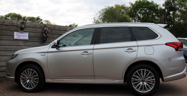 MITSUBISHI OUTLANDER 2.4 PHEV Intense+ 135pk. ECC/navi/cruise/PDC/camera/android/carplay, Autobedrijf Roetert, Loenen