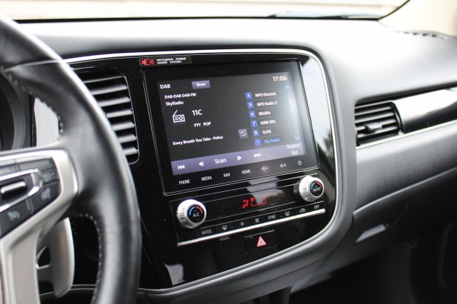MITSUBISHI OUTLANDER 2.4 PHEV Intense+ 135pk. ECC/navi/cruise/PDC/camera/android/carplay, Autobedrijf Roetert, Loenen