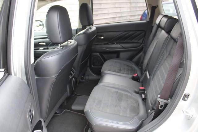 MITSUBISHI OUTLANDER 2.4 PHEV Intense+ 135pk. ECC/navi/cruise/PDC/camera/android/carplay, Autobedrijf Roetert, Loenen