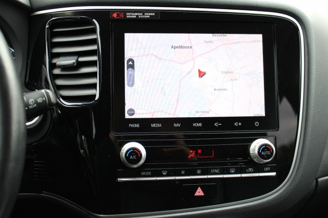 MITSUBISHI OUTLANDER 2.4 PHEV Intense+ 135pk. ECC/navi/cruise/PDC/camera/android/carplay, Autobedrijf Roetert, Loenen