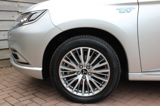 MITSUBISHI OUTLANDER 2.4 PHEV Intense+ 135pk. ECC/navi/cruise/PDC/camera/android/carplay, Autobedrijf Roetert, Loenen