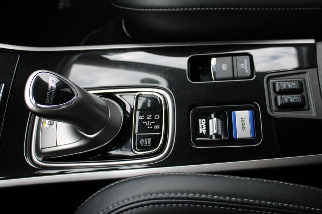 MITSUBISHI OUTLANDER 2.4 PHEV Intense+ 135pk. ECC/navi/cruise/PDC/camera/android/carplay, Autobedrijf Roetert, Loenen