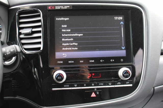 MITSUBISHI OUTLANDER 2.4 PHEV Intense+ 135pk. ECC/navi/cruise/PDC/camera/android/carplay, Autobedrijf Roetert, Loenen
