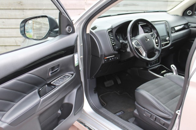 MITSUBISHI OUTLANDER 2.4 PHEV Intense+ 135pk. ECC/navi/cruise/PDC/camera/android/carplay, Autobedrijf Roetert, Loenen