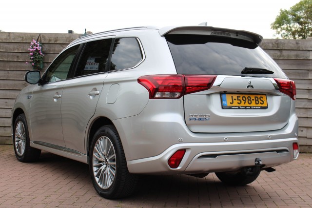 MITSUBISHI OUTLANDER 2.4 PHEV Intense+ 135pk. ECC/navi/cruise/PDC/camera/android/carplay, Autobedrijf Roetert, Loenen