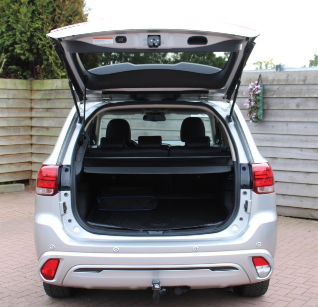 MITSUBISHI OUTLANDER 2.4 PHEV Intense+ 135pk. ECC/navi/cruise/PDC/camera/android/carplay, Autobedrijf Roetert, Loenen