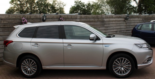 MITSUBISHI OUTLANDER 2.4 PHEV Intense+ 135pk. ECC/navi/cruise/PDC/camera/android/carplay, Autobedrijf Roetert, Loenen
