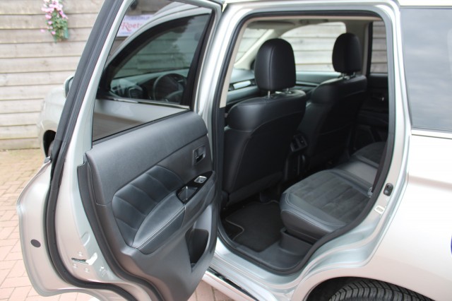 MITSUBISHI OUTLANDER 2.4 PHEV Intense+ 135pk. ECC/navi/cruise/PDC/camera/android/carplay, Autobedrijf Roetert, Loenen