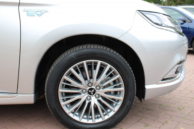 MITSUBISHI OUTLANDER 2.4 PHEV Intense+ 135pk. ECC/navi/cruise/PDC/camera/android/carplay, Autobedrijf Roetert, Loenen