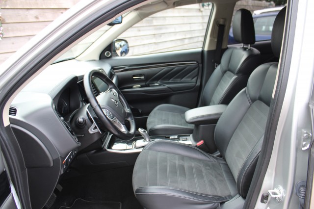 MITSUBISHI OUTLANDER 2.4 PHEV Intense+ 135pk. ECC/navi/cruise/PDC/camera/android/carplay, Autobedrijf Roetert, Loenen